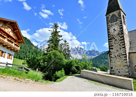 サンタ・マッダレーナ教会尖塔とガイスラー山群 116710018