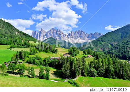 サンタマッダレーナ村とガイスラー山塊 116710019