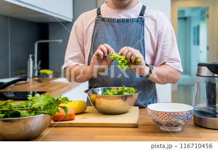 Chef at the kitchen preparing spicy glass noodle salad 116710456
