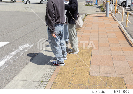 信号待ちをする親子 116711007