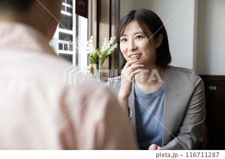 カフェで商談をする女性 116711287