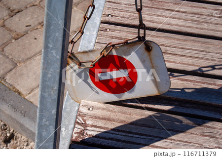 The passage sign is not on the chain The passage sign is not on the chain 116711379