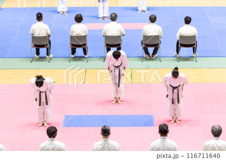 少年少女空手の試合　お辞儀をする選手 116711640
