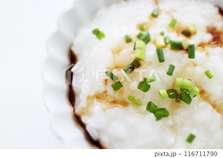 お醤油をかけたお粥とらっきょ 116711790