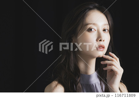 クールな女性黒バック 116711809