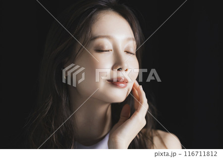 クールな女性黒バック 116711812