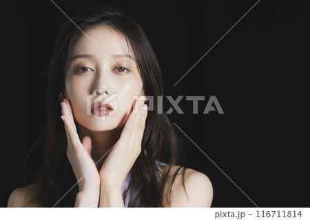クールな女性黒バック 116711814