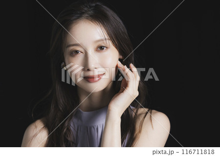 クールな女性黒バック 116711818