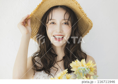 ウェディングドレスを着たひまわりを持つ女性　 116711946