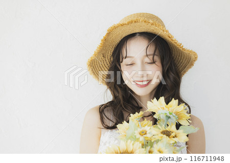 ウェディングドレスを着たひまわりを持つ女性　 116711948
