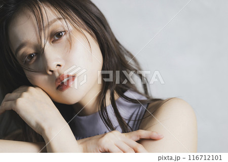 ロングヘアの女性 116712101