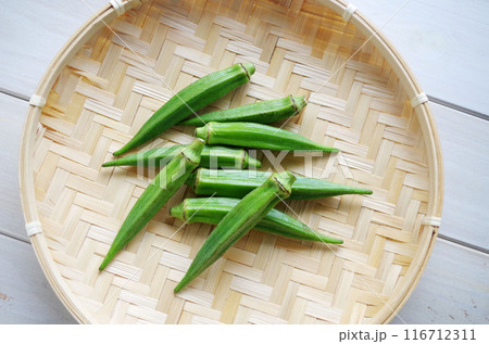 竹ざるにオクラ おくら 野菜 夏野菜 シャビーな背景 116712311