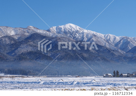大野市から望む冬の荒島岳と小荒島岳 大野市から望む冬の荒島岳と小荒島岳 116712334