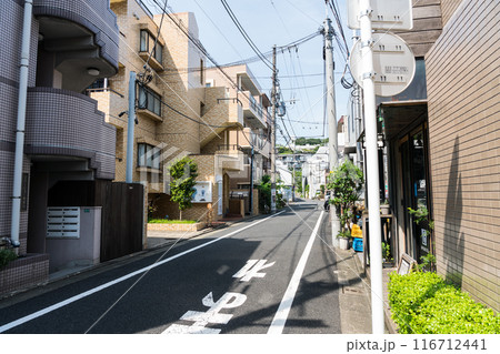 中目黒駅前の風景 夏晴れの青空 東京都目黒区 中目黒駅前の風景 夏晴れの青空 東京都目黒区 116712441