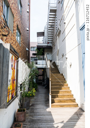 中目黒駅近く 目黒川沿い Brown 夏晴れの青空 東京都目黒区 中目黒駅近く 目黒川沿い Brown 夏晴れの青空 東京都目黒区 116712452
