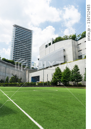 オーパス夢広場からプリズムタワーを見上げる　池尻大橋駅前　夏晴れの青空　東京都目黒区 116712485