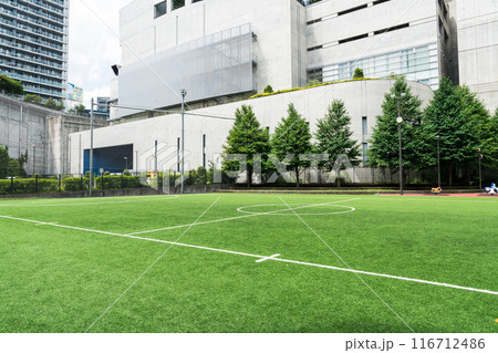 オーパス夢広場で遊ぶ　池尻大橋駅前　夏晴れの青空　東京都目黒区 116712486