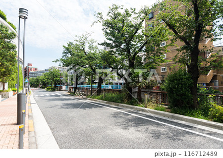 目黒川沿いを散策 池尻大橋駅前 夏晴れの青空 東京都目黒区 目黒川沿いを散策 池尻大橋駅前 夏晴れの青空 東京都目黒区 116712489
