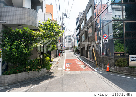 目黒川からの脇道　池尻大橋駅前　夏晴れの青空　東京都目黒区 116712495