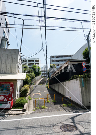 池尻大橋駅近くの上り坂 夏晴れの青空 東京都目黒区 池尻大橋駅近くの上り坂 夏晴れの青空 東京都目黒区 116712496