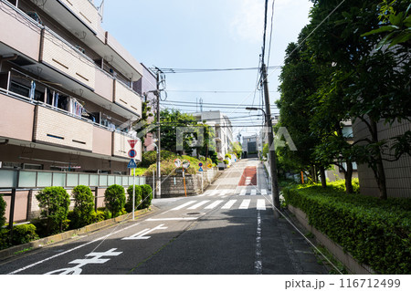 池尻大橋駅と目黒川の近くの上り坂　夏晴れの青空　東京都目黒区 116712499