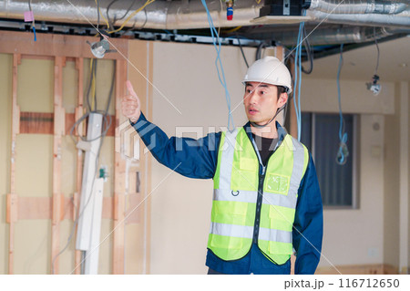 工事現場で安全服を着て作業をする男性大工 工事現場で安全服を着て作業をする男性大工 116712650