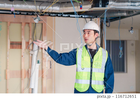 工事現場で安全服を着て作業をする男性大工 116712651