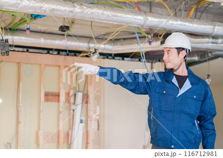 指差しをして安全確認をする男性の建築作業員 指差しをして安全確認をする男性の建築作業員 116712981
