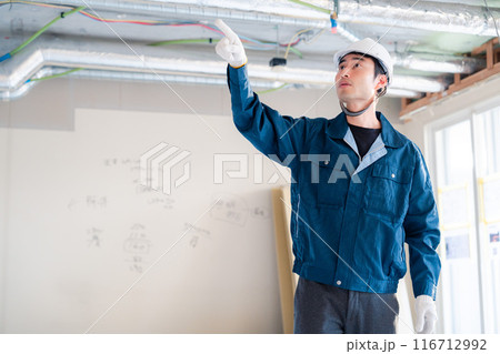 指差しをして安全確認をする男性の建築作業員 指差しをして安全確認をする男性の建築作業員 116712992