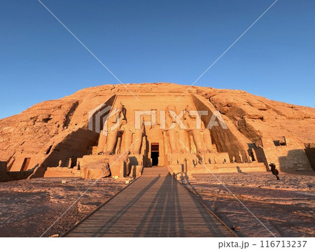 朝日に染まるアブシンベル神殿 116713237