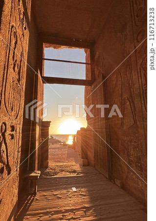 アブシンベル神殿の内部から見た朝日 アブシンベル神殿の内部から見た朝日 116713238