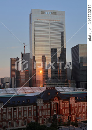 夕陽と東京駅ビル 116713256