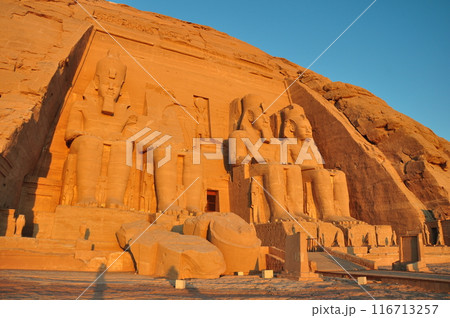 朝日の染まるアブシンベル神殿 116713257
