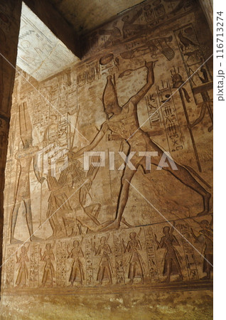 アブシンベル神殿の内部のレリーフ 116713274