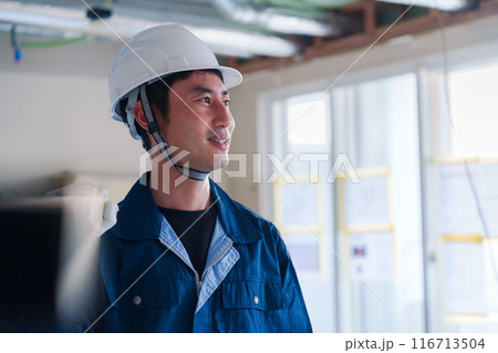 建設現場で資材を運ぶ男性の職人 建設現場で資材を運ぶ男性の職人 116713504