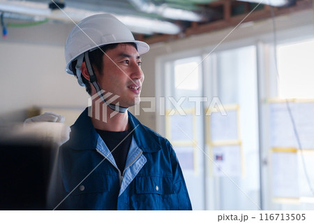 建設現場で資材を運ぶ男性の職人 116713505