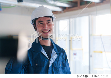 建設現場で資材を運ぶ男性の職人 116713506