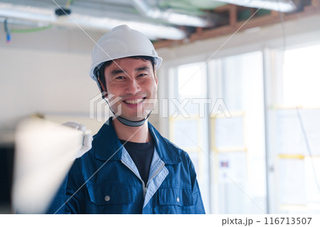 建設現場で資材を運ぶ男性の職人 116713507