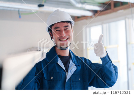 建設現場で資材を運ぶ男性の職人 116713521