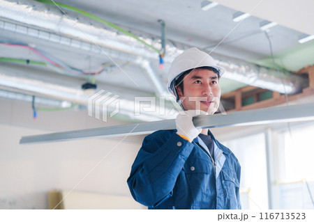 建設現場で資材を運ぶ男性の職人 116713523