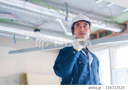 建設現場で資材を運ぶ男性の職人 116713525
