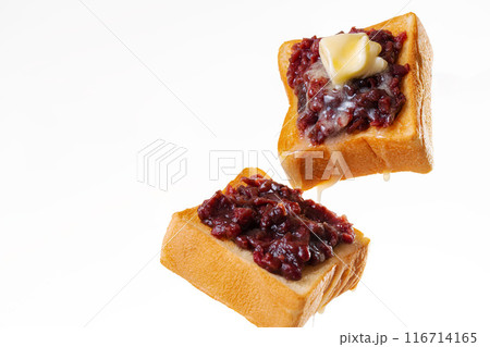 日本の伝統的なデザート、小倉トーストが白い背景に溶けたバターとともに焼き上がった美味しそうな朝食のク 日本の伝統的なデザート、小倉トーストが白い背景に溶けたバターとともに焼き上がった美味しそうな朝食のク 116714165