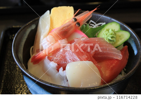 宮城県の松島で食べる海鮮丼 116714228