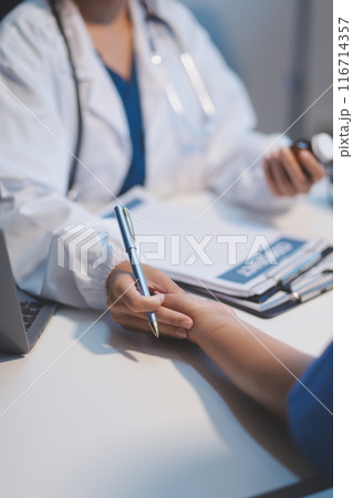 Doctor working in the office and listening to the patient, she is explaining her symptoms, healtcare and assistance concept 116714357