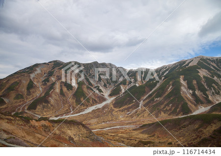 秋の立山連峰、真砂岳と別山の紅葉が美しい絶景 秋の立山連峰、真砂岳と別山の紅葉が美しい絶景 116714434