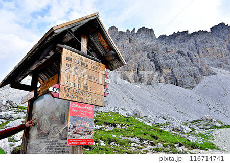 トレ・チーメ ラヴァレード小屋前の案内標柱 トレ・チーメ ラヴァレード小屋前の案内標柱 116714741