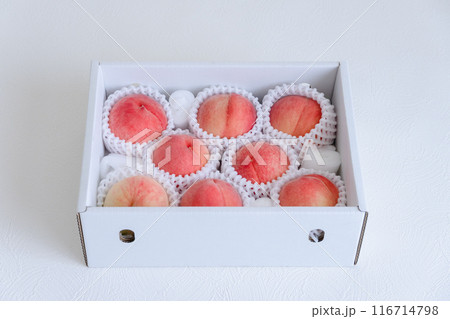 箱詰めされた桃　ふるさと納税の返礼品 116714798