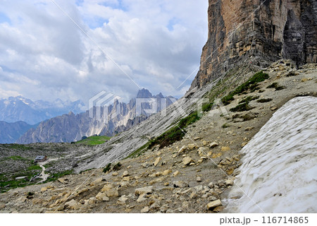 トレ・チーメ ラヴァレード峠からカディニ針峰群とラヴァレード小屋 116714865