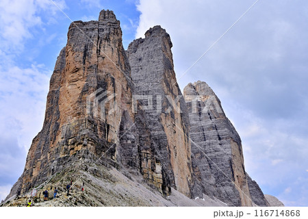 ラヴァレード峠からトレ・チーメの北壁 116714868