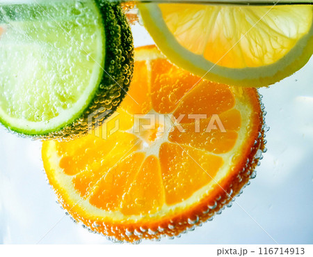炭酸水に沈むオレンジとライムとレモンのクローズアップ 炭酸水に沈むオレンジとライムとレモンのクローズアップ 116714913